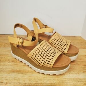 Universal Thread Alba Platform Chunky Heeled Sandals NWT Tan